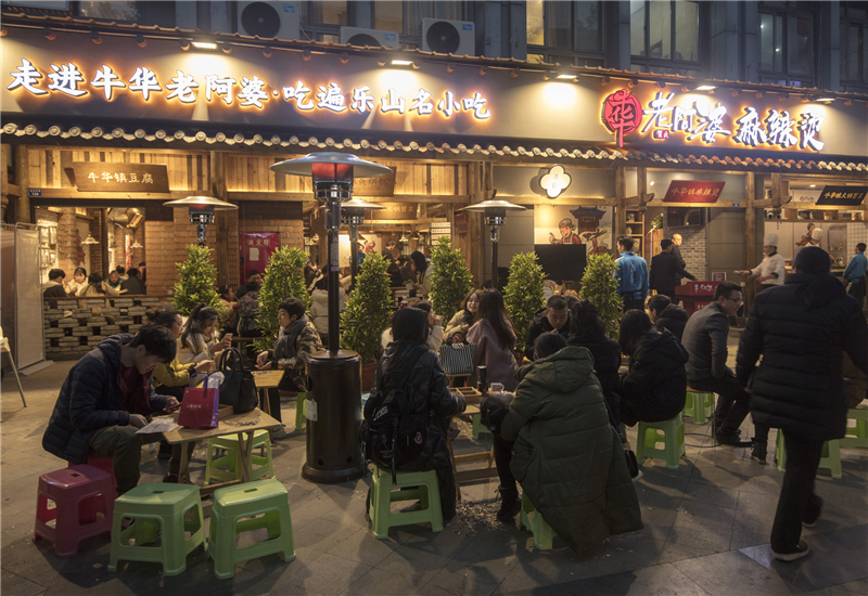 牛華老阿婆串串香等候就餐